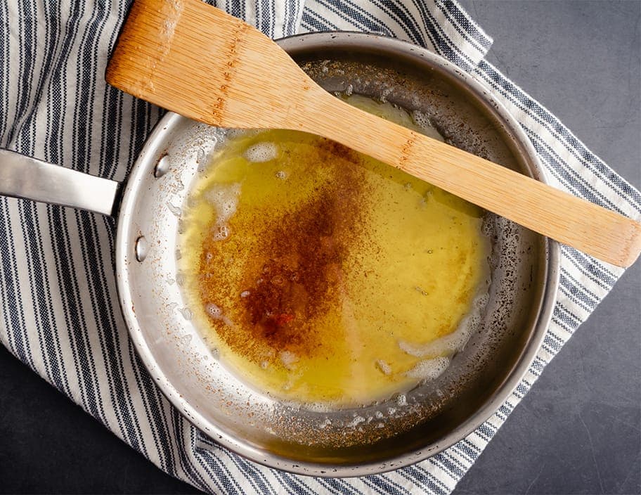 Brown ButterGoldbraune Butter verleiht jedem Bissen Noten von gerösteten Haselnüssen und verwandelt einfache Leckereien in Gourmet-Genüsse.