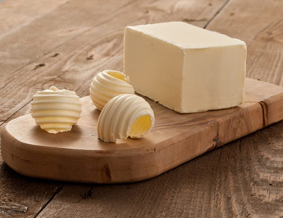 ButterEchte cremige Butter sorgt für den unverwechselbaren Reichtum, der hausgemachte Leckereien wie pure Liebe schmecken lässt.