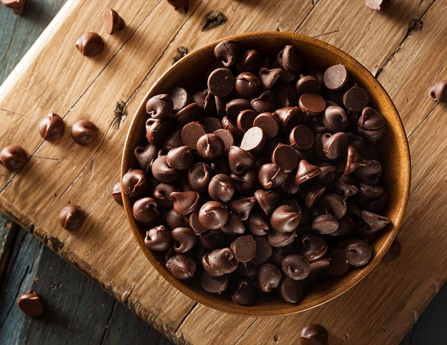 Dark ChocolatePremium-Guittard-Schokolade schmilzt zu reichhaltiger Perfektion und schafft Erinnerungen an kindliches Glück bei jedem warmen, klebrigen Bissen.